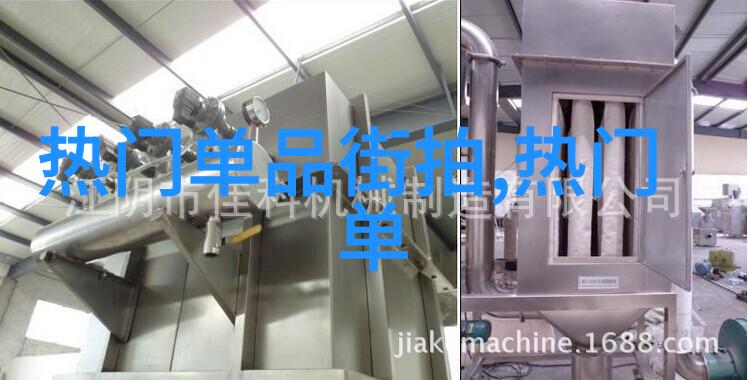 蕾哈娜出街全身戴满金饰霸气足